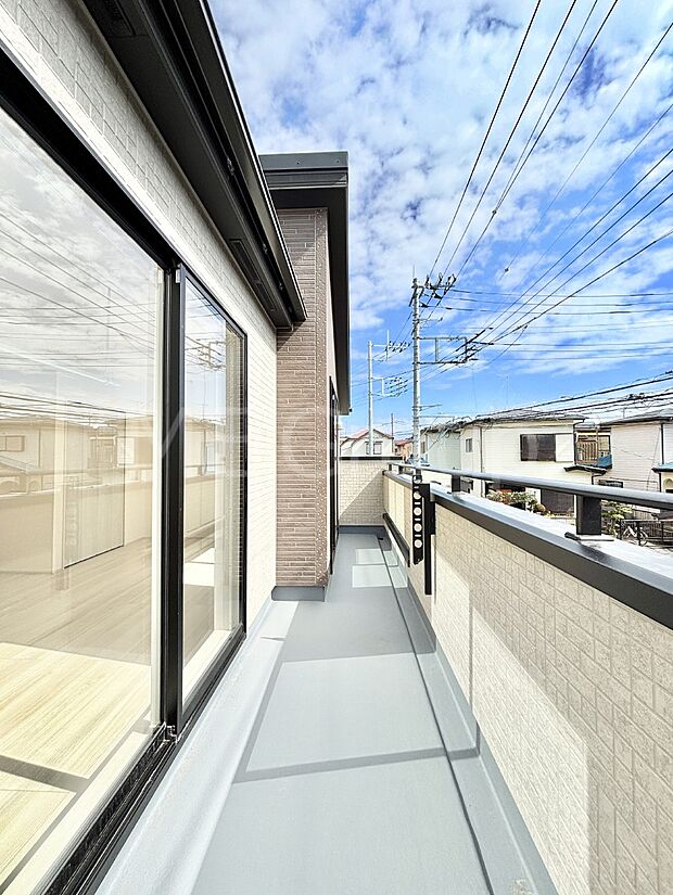 暖かな陽光が降り注ぐバルコニーはお洗濯におすすめ。爽やかな風も心地よいです。