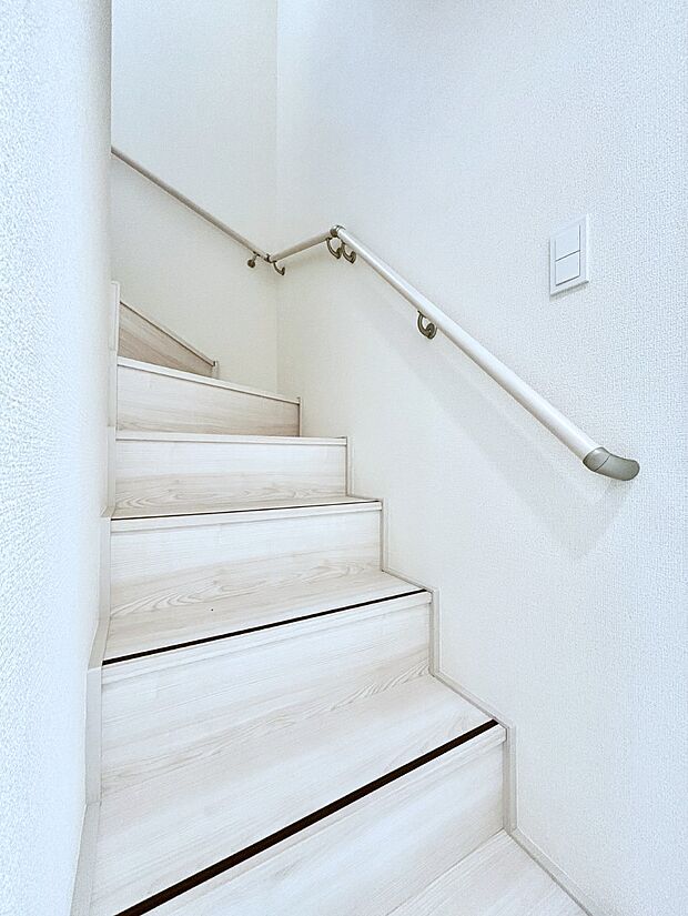 安全性を考慮し階段には手すりを設置しています