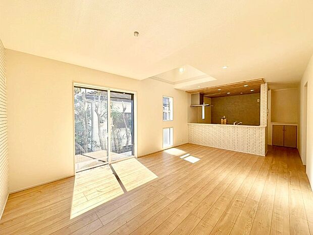 日当たりの良いリビング。お気に入りのグリーンを飾れば更に心地よさがアップ！