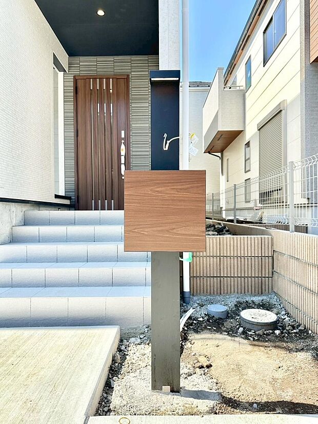 表札・インターホン・ポストをひとつに集約。エントランスになじむシンプルデザイン。