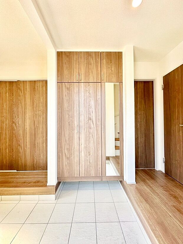 天井まである玄関収納で、家族全員の靴もすっきり収納!