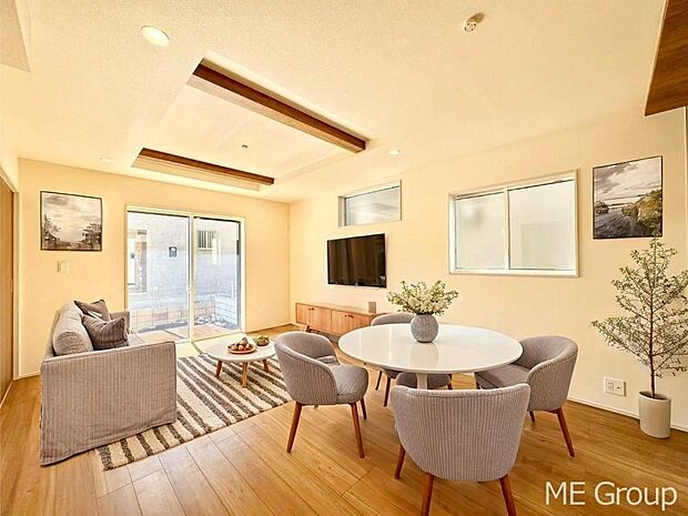 ご家族の賑やかな話し声で包まれる明るいリビング ※家具はCGです