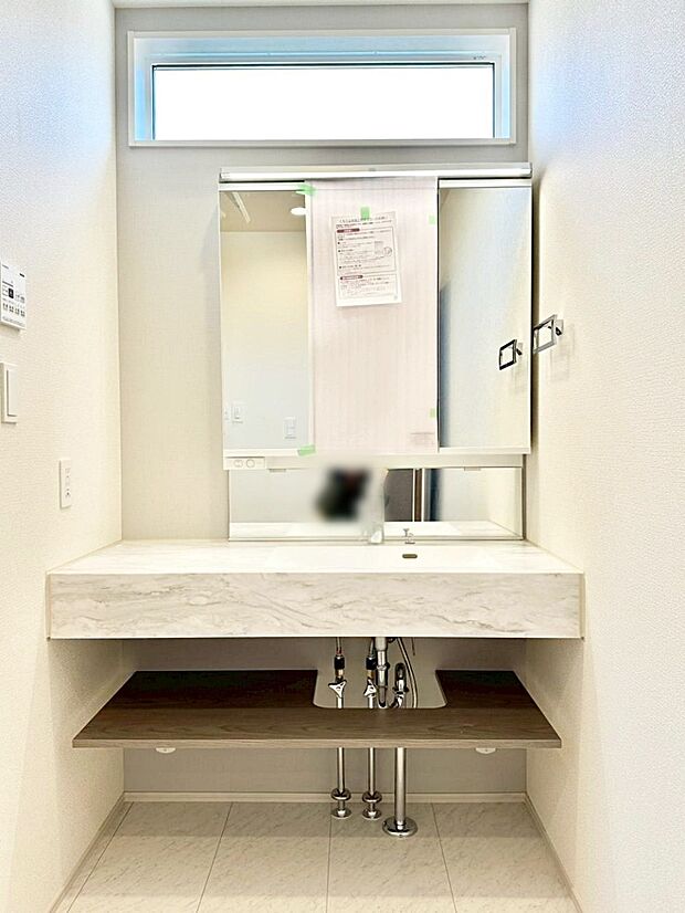 三面鏡キャビネット・シャワー付き洗面化粧台で忙しい朝の身支度もスムーズに!