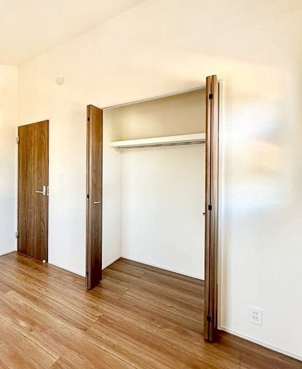 洋室のクローゼット。奥行きがあるので厚手の衣類もすっきり収まります。