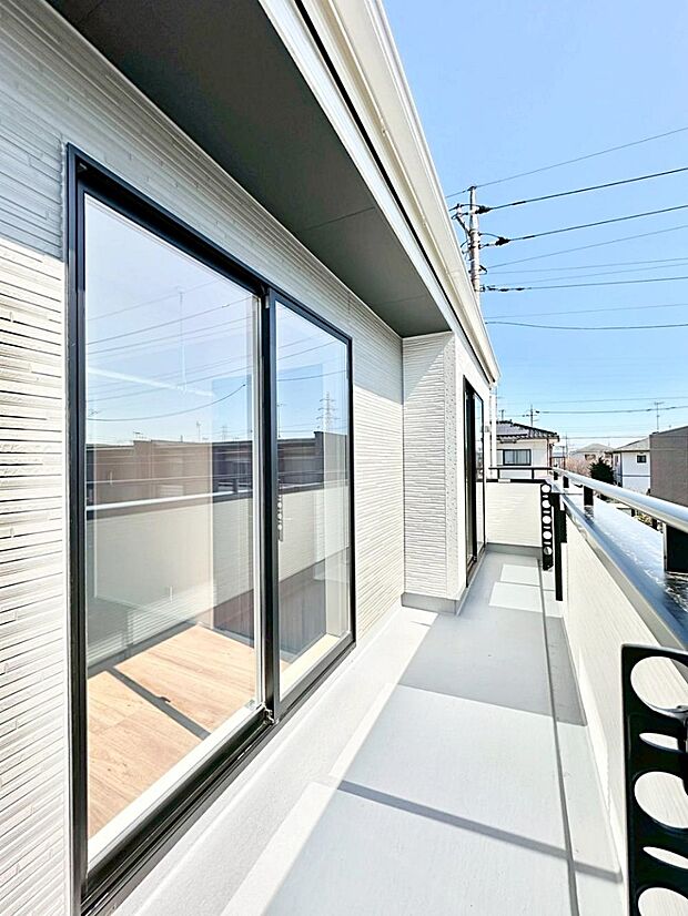 広々バルコニーでお洗濯物が気持ちよく乾きます。