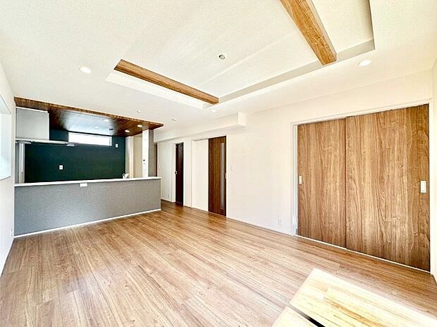 折り上げ天井はは立体的な奥行きがあるので、天井が広く見えて開放的な空間を演出できます。