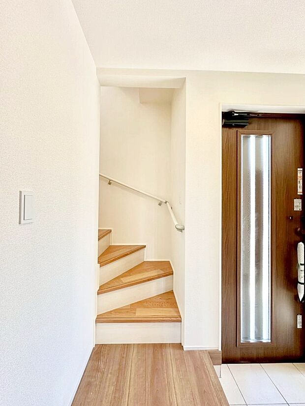 階段は手すり付きなので小さなお子さまやご高齢の方も安心です。