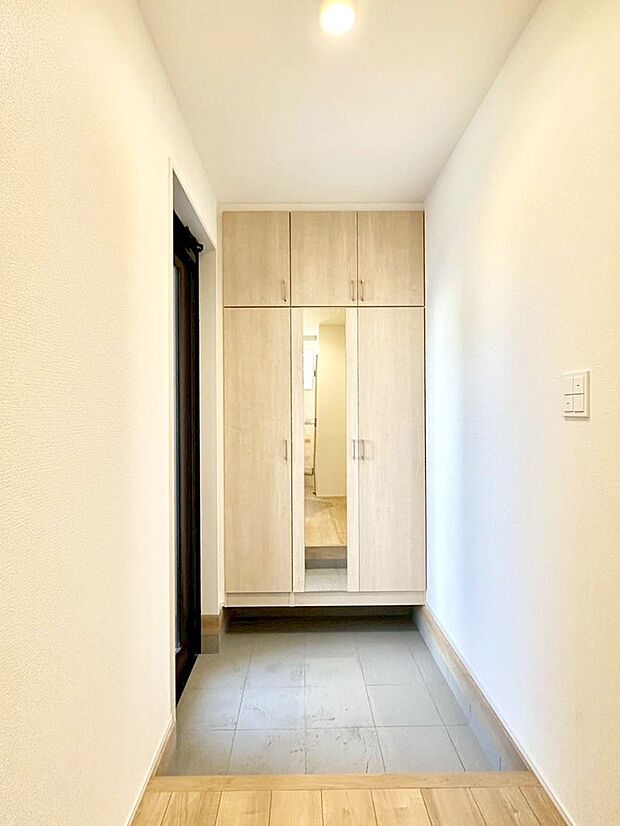 明るい玄関はお客様をお出迎えするのにぴったりです！ 