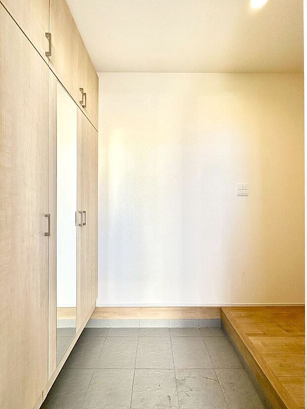 家族の帰宅やお客様をあたたかく迎える玄関  