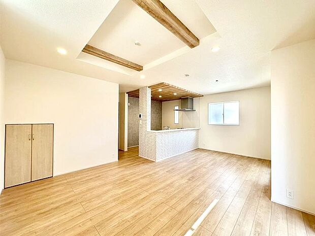 折上天井は立体的な奥行きがあるので、天井が広く見えて開放的な空間を演出できます。  