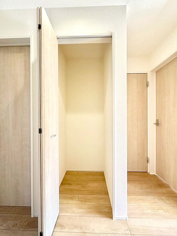 廊下収納。掃除道具や季節の小物を収納することができます。