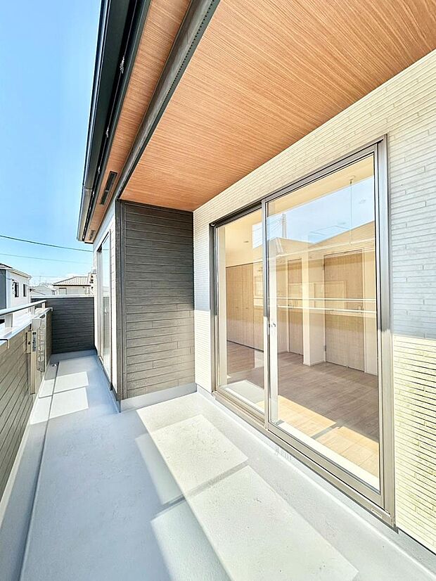 南向きのバルコニー！ご家族の洗濯物はもちろん、お布団もたっぷり干せます！