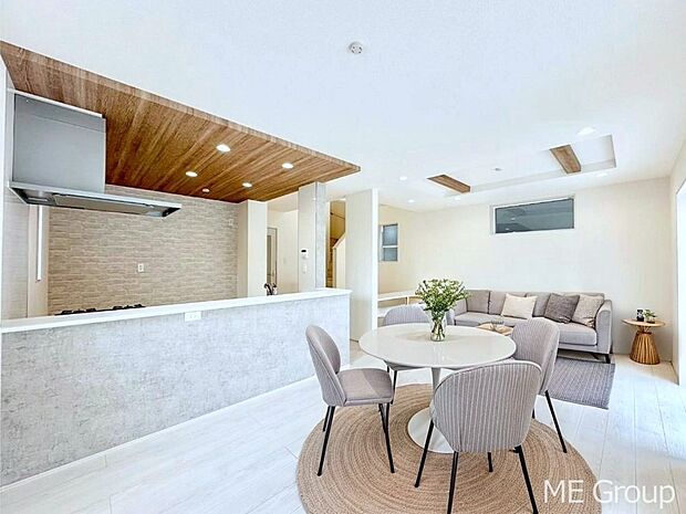 ご家族の賑やかな話し声で包まれる明るいリビング ※家具はCGです