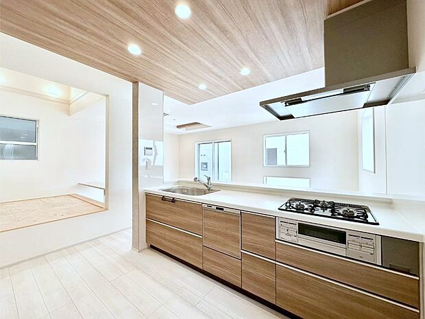 リビングで遊ぶお子様を見守りながらお料理ができる対面キッチン。