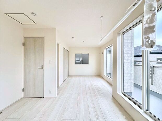 ライフスタイルに合わせて2部屋として利用できる広々とした洋室。