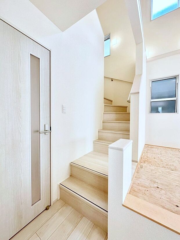 安全性を考慮し階段には手すりを設置しています