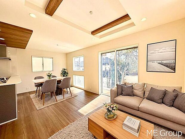 ご家族の賑やかな話し声で包まれる明るいリビング ※家具はCGです