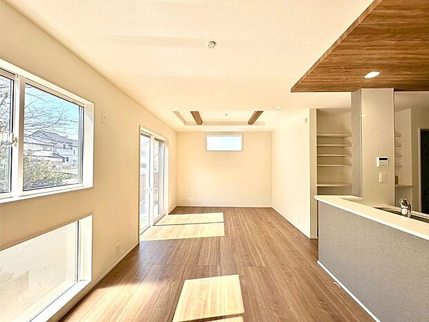 明るい陽光が注ぎ、寛ぎの雰囲気に満たされるダイニング。