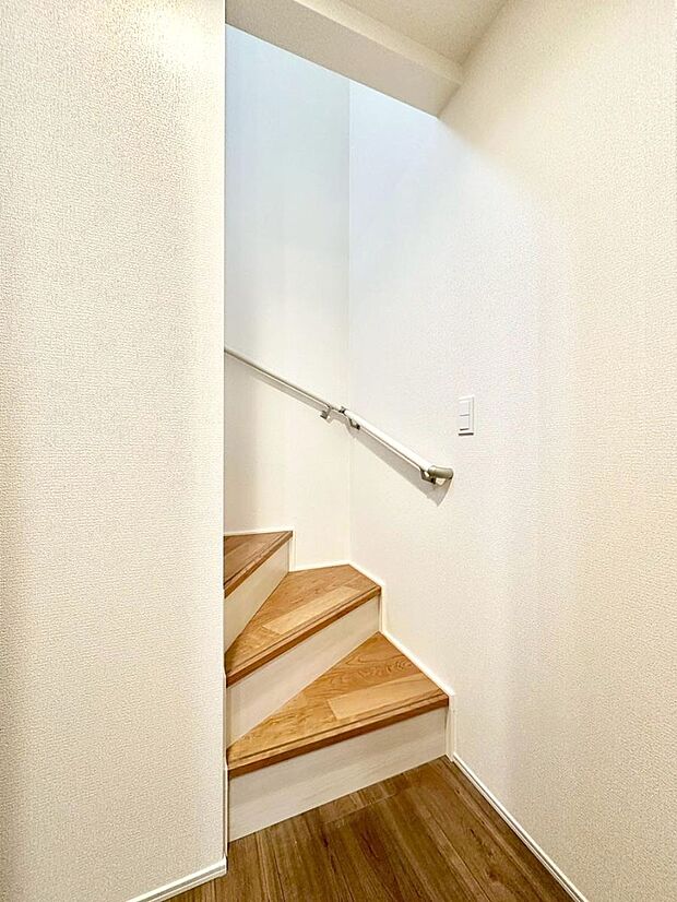 安全性を考慮し階段には手すりを設置しています
