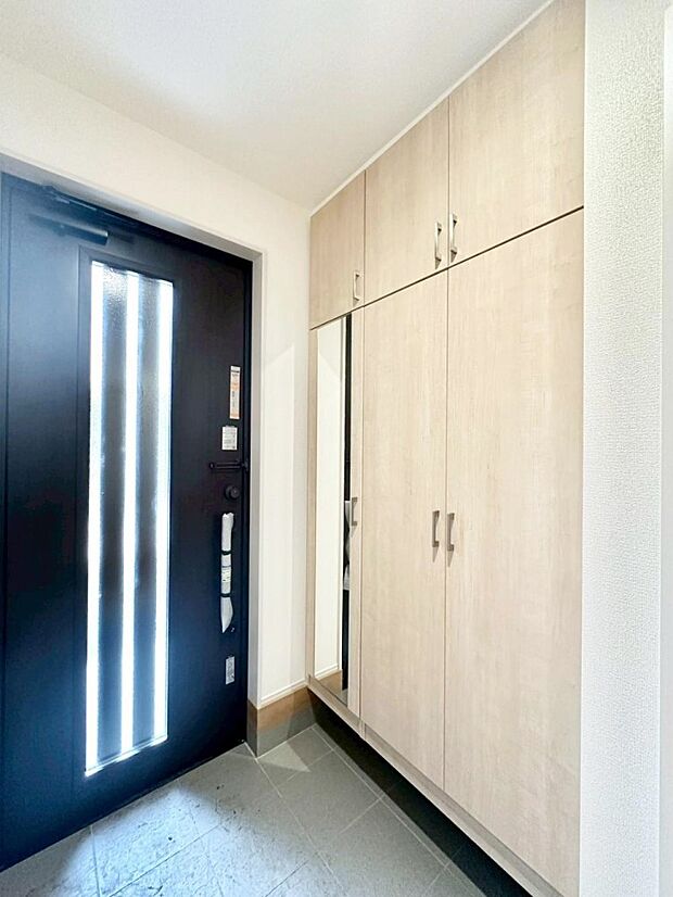 ガラススリットの入った玄関ドアが室内に光を届けてくれます