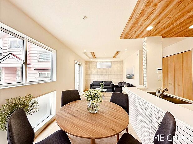 ご家族の賑やかな話し声で包まれる明るいリビング ※家具はCGです