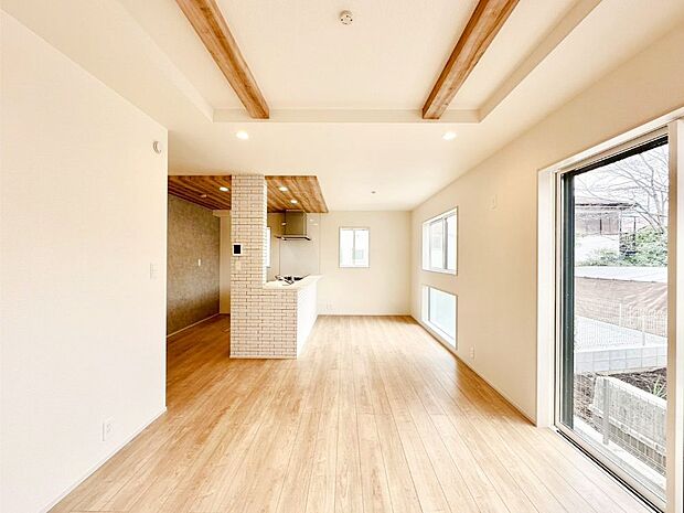 家族団らんの時間も増えそうなくつろぎのリビングダイニング。