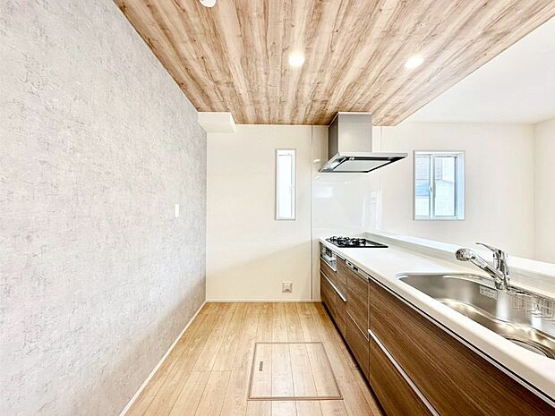 爽やかな風が通り抜けるキッチン。窓があるので明るく換気にも役立ちます。