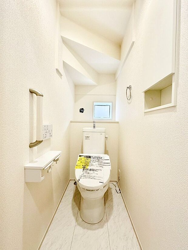 明るく清潔感のあるトイレです。