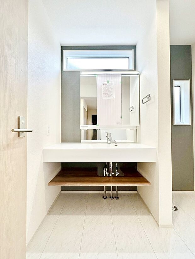 ゆとりの洗面スペースで朝の身支度もスムーズに