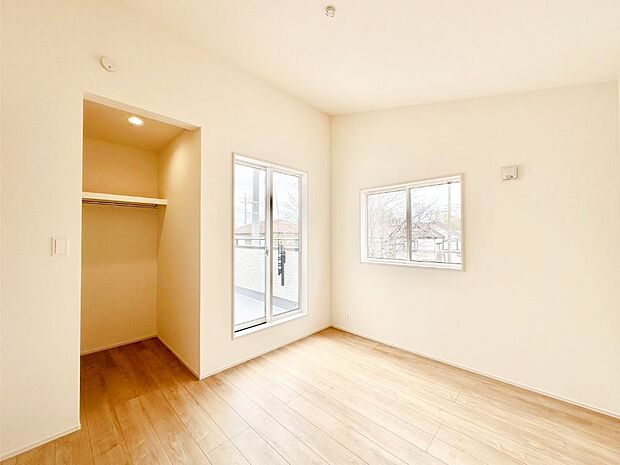 バルコニーが開放感をプラスしてくれる洋室