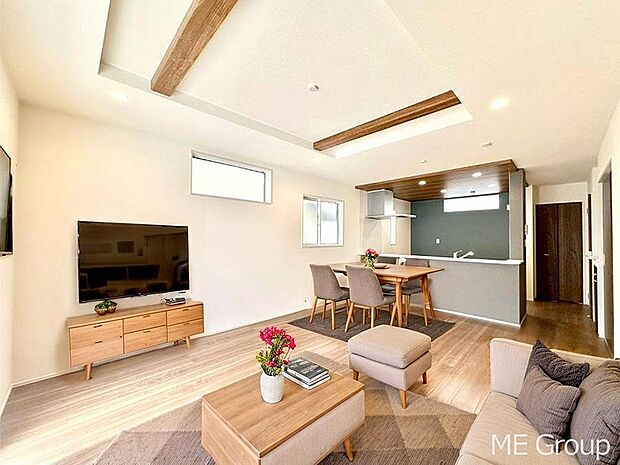 ご家族の賑やかな話し声で包まれる明るいリビング ※家具はCGです