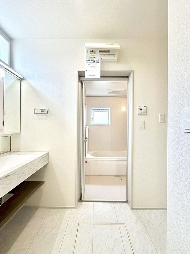 明るい洗面所は毎朝の身支度も楽しくできちゃいそうです。