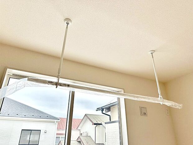 室内物干しポール。梅雨や花粉の時期に大活躍します。