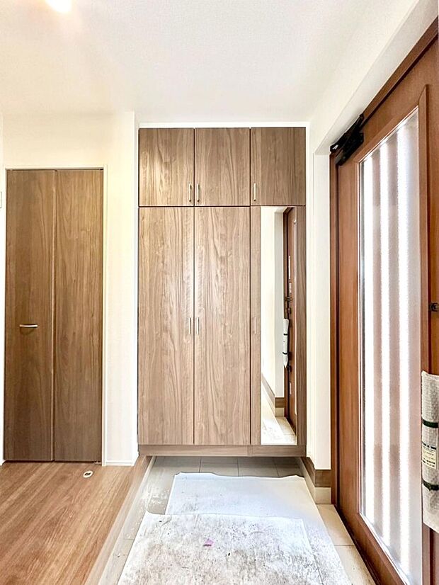 たっぷり収納できるシューズボックスで家族全員の靴も、玄関すっきり。