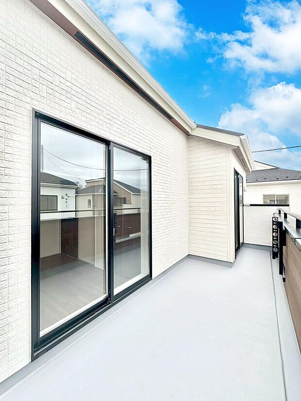 南向きのバルコニー!ご家族の洗濯物はもちろん、お布団もたっぷり干せます!