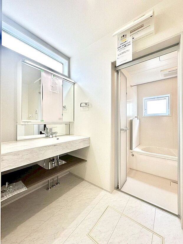 清潔感のある快適空間です。毎日の身支度も気持ち良くお使い頂けます。