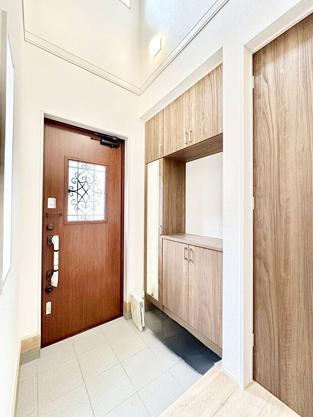 下駄箱はご家族の写真や季節のインテリアで飾り棚として演出できます