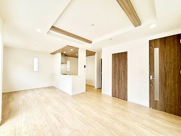 ご家族の賑やかな話し声で包まれる明るいリビング