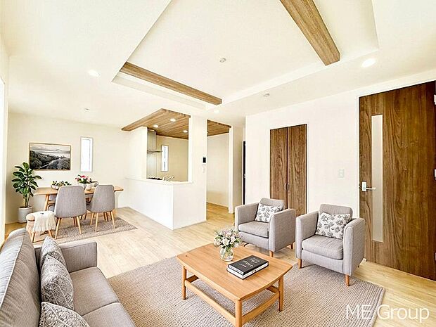 落ち着いた雰囲気のLDKは家族みんなの快適空間※家具はCGです