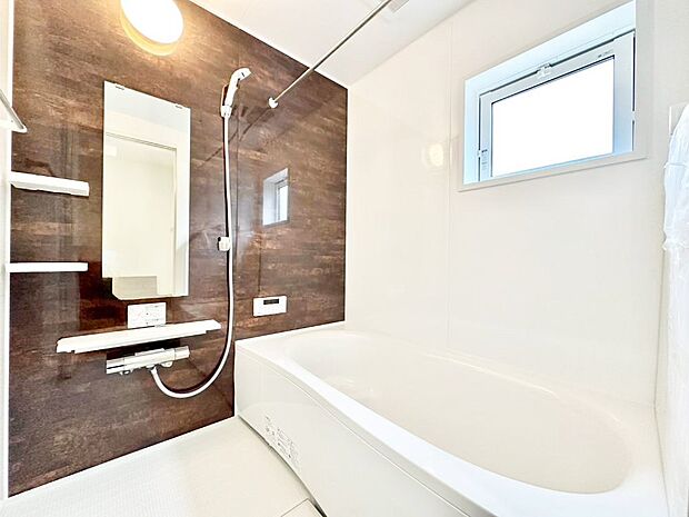 一日の疲れを癒してくれる明るい清潔感のあるバスルーム