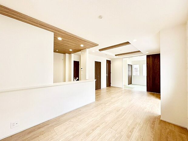 隣接の和室を開放すればさらに広々空間に