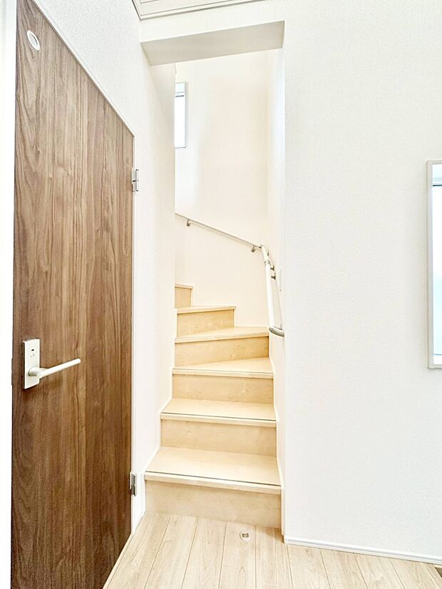 階段は手すり付きなので小さなお子さまやご高齢の方も安心です