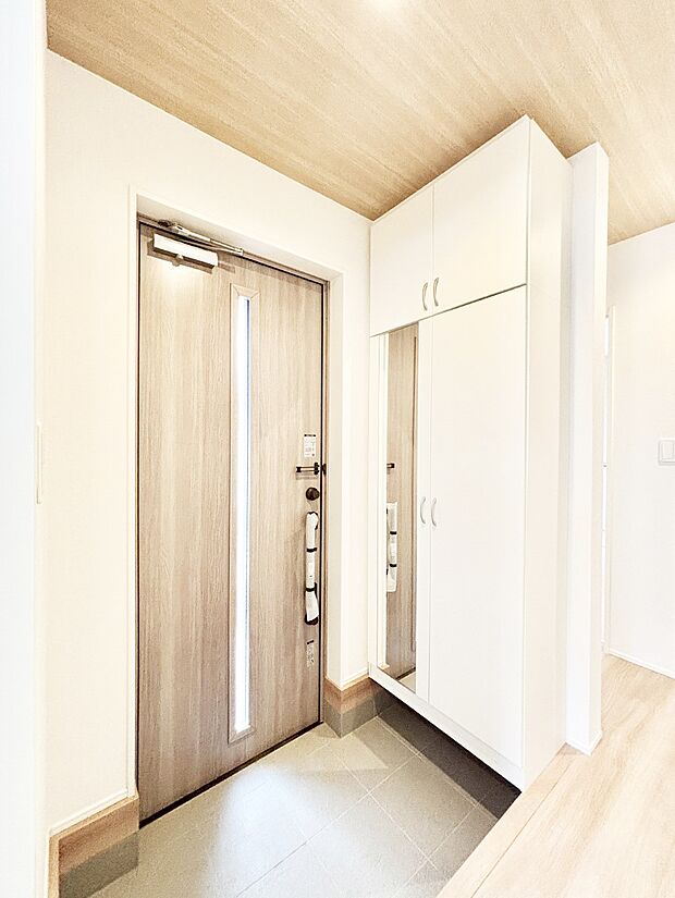 ガラススリットの入った玄関ドアが室内に光を届けてくれます