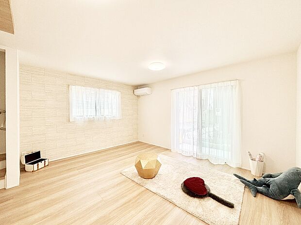 大きな窓からたっぷりの陽光と風を感じられるリビング