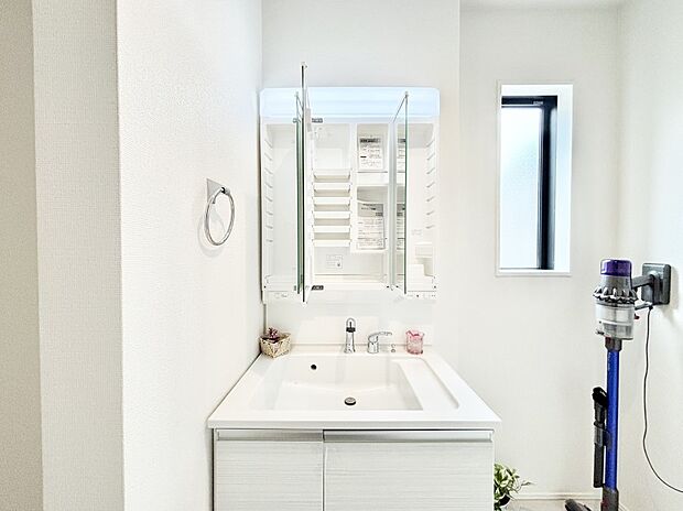 三面鏡の裏に、化粧品や衛生用品などを収納可能。洗面台をすっきりと保ちます!