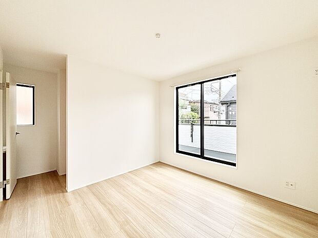 バルコニーが開放感をプラスしてくれる洋室