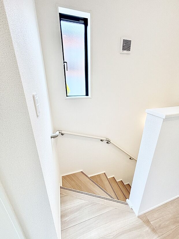 階段は手すり付きなので小さなお子さまやご高齢の方も安心です