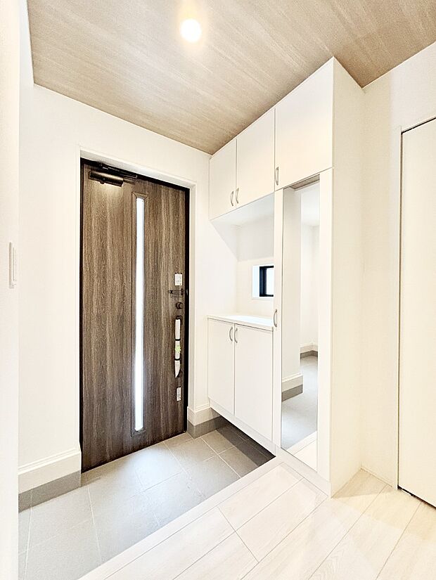 ガラススリットの入った玄関ドアが室内に光を届けてくれます