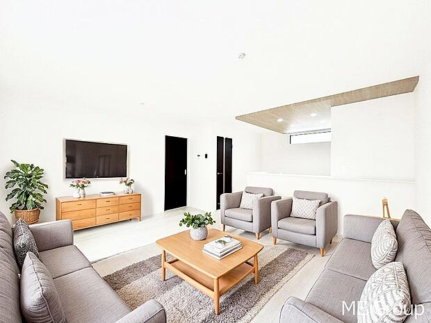 落ち着いた雰囲気のLDKは家族みんなの快適空間※家具はCGです