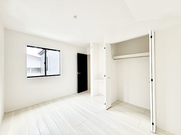 窓からのやさしい光が心地よいプライベートルーム